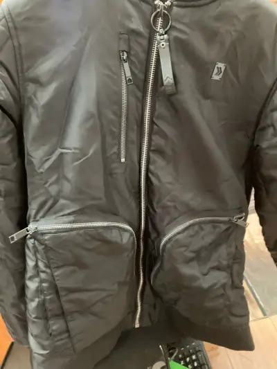 Chaqueta negra con varios bolsillos Moto - miniatura 2