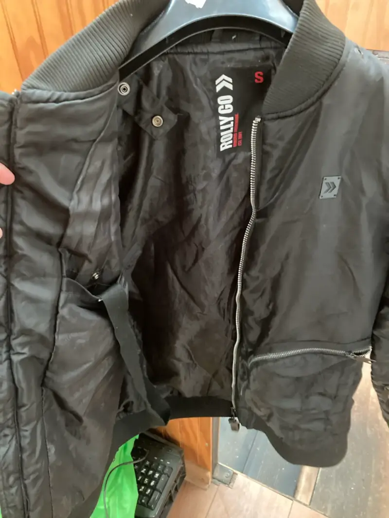 Chaqueta negra con varios bolsillos Moto - 3