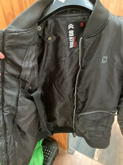 Chaqueta negra con varios bolsillos Moto - miniatura 3