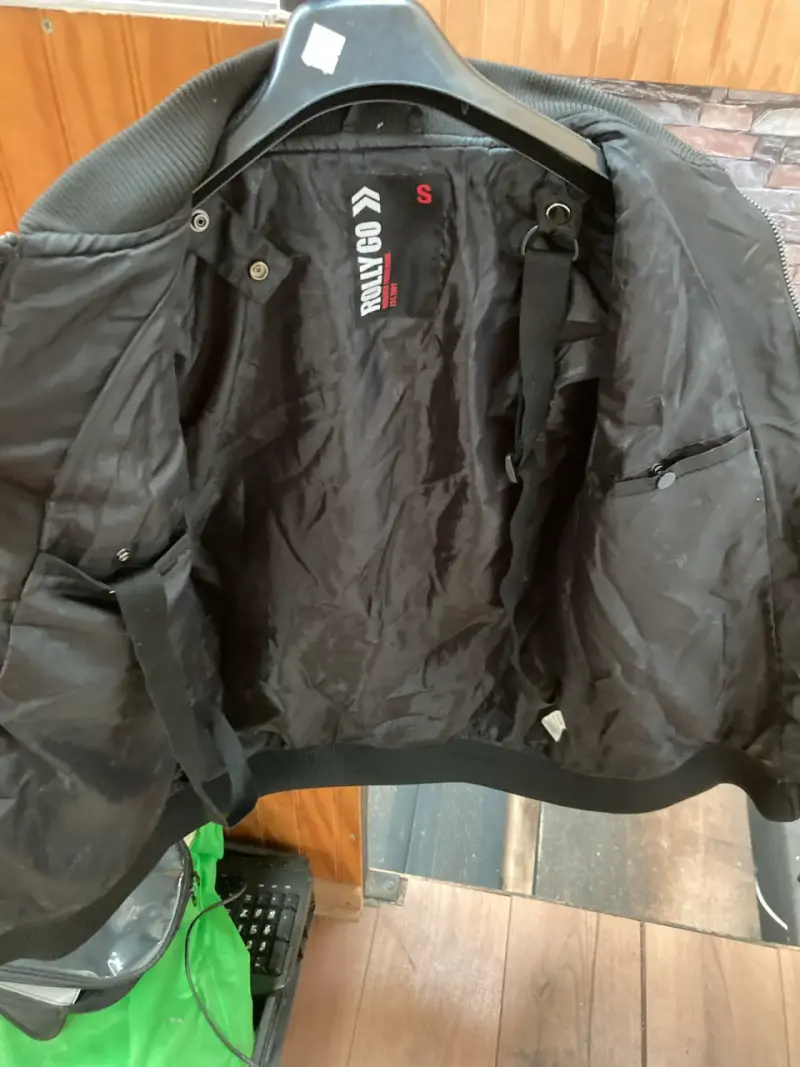Chaqueta negra con varios bolsillos Moto - 4