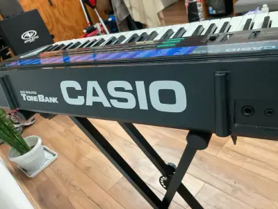 Teclado Casio CT-625 con soporte - miniatura 1