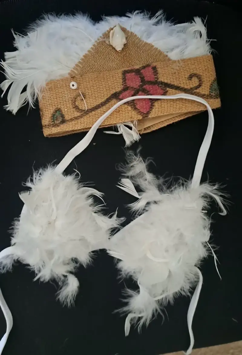 Vestuario pascuense niña con plumas blancas - 2