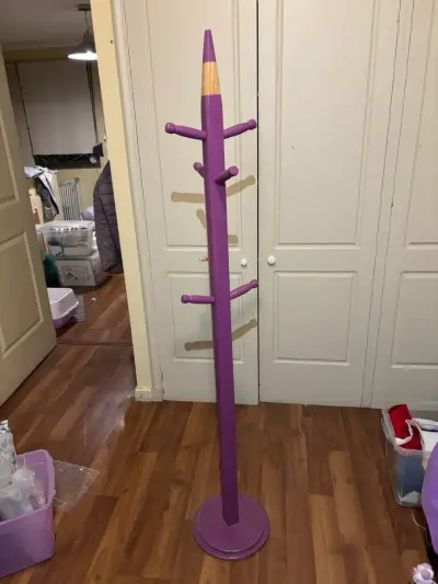 Perchero de madera en forma de lápiz color morado - miniatura 1