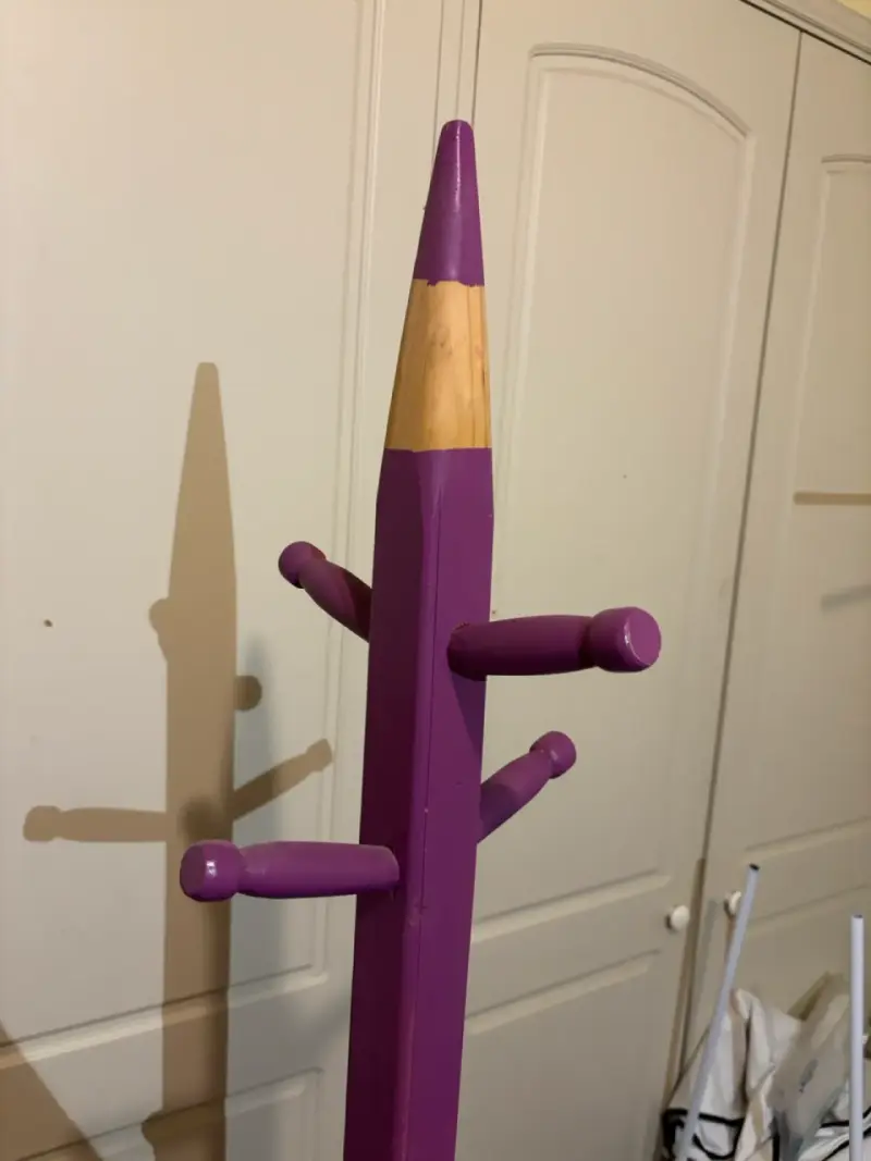 Perchero de madera en forma de lápiz color morado - 2