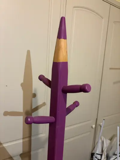 Perchero de madera en forma de lápiz color morado - miniatura 2