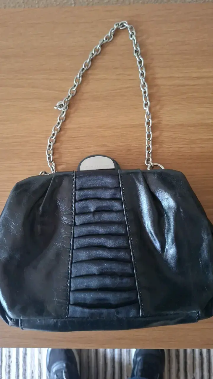 Cartera negra de cuero con cadena BCBGMAXAZRIA - 4