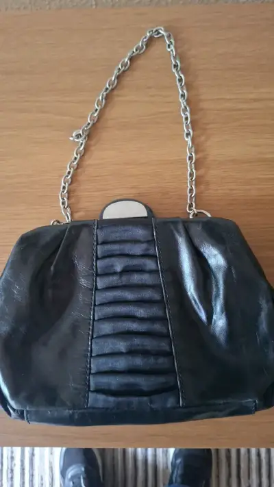 Cartera negra de cuero con cadena BCBGMAXAZRIA - miniatura 4