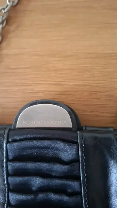 Cartera negra de cuero con cadena BCBGMAXAZRIA - miniatura 3
