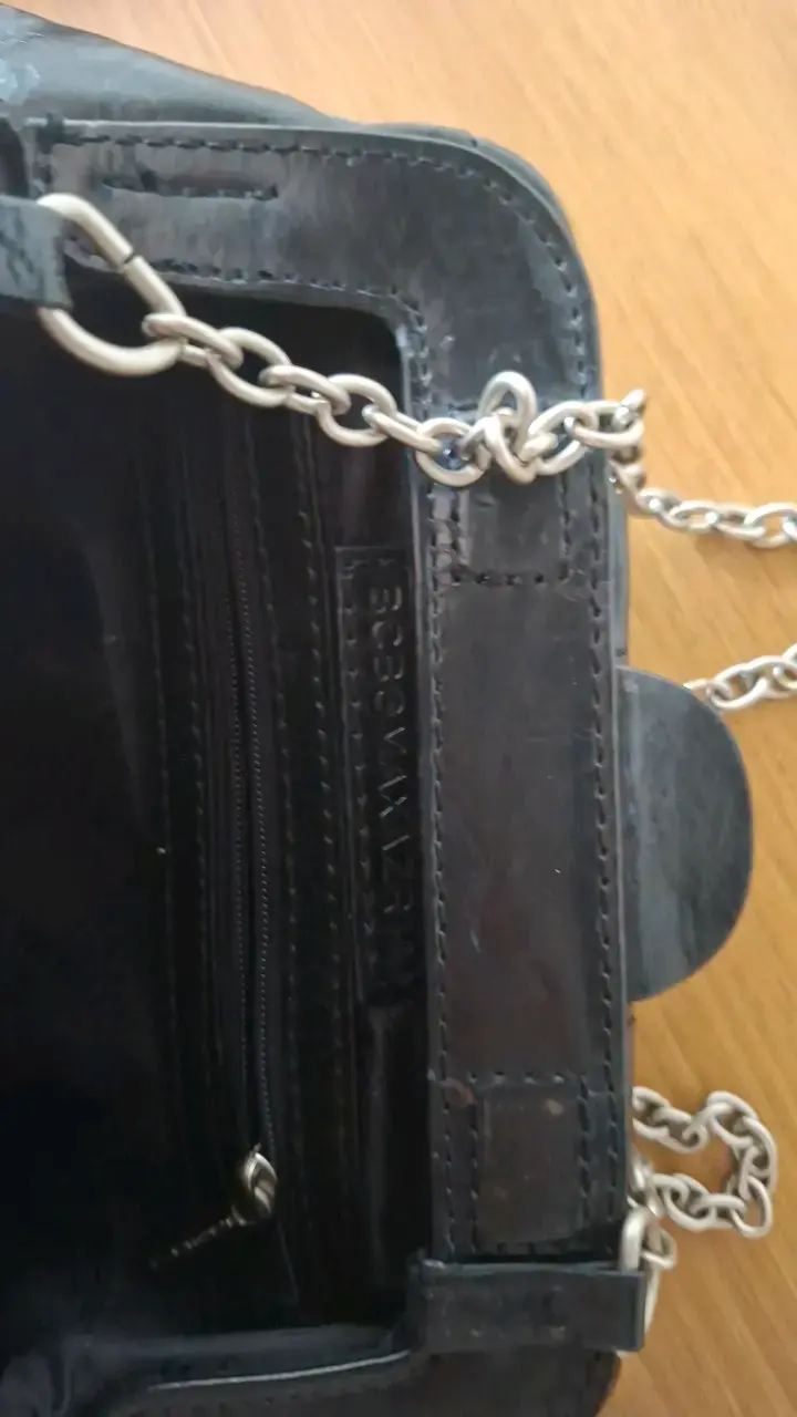 Cartera negra de cuero con cadena BCBGMAXAZRIA - 2