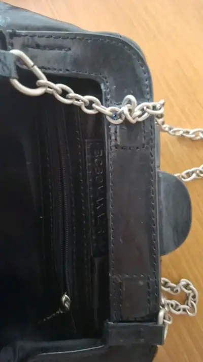 Cartera negra de cuero con cadena BCBGMAXAZRIA - miniatura 2