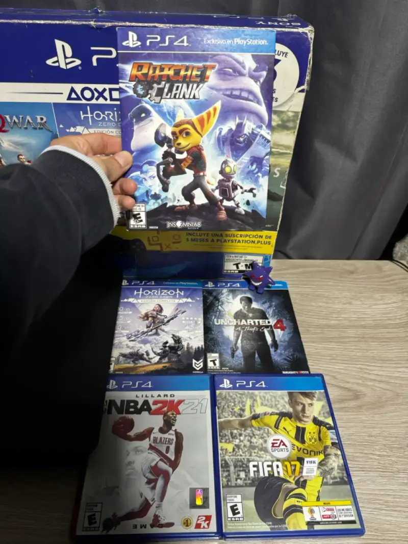 Consola PS4 con juegos incluidos y control - 3