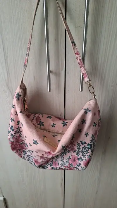 Cartera de hombro floral rosa marca BEBE - miniatura 1