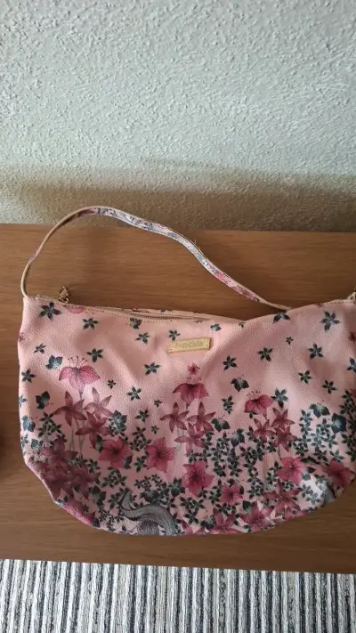 Cartera de hombro floral rosa marca BEBE - miniatura 2
