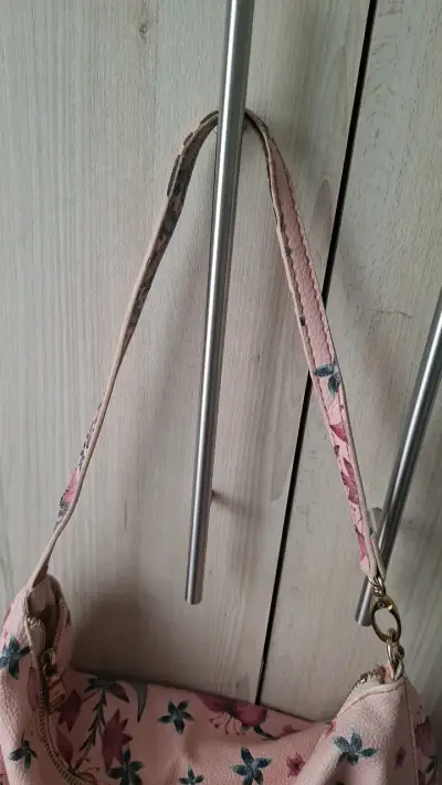 Cartera de hombro floral rosa marca BEBE - miniatura 3
