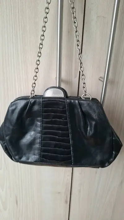 Cartera negra de cuero con cadena BCBGMAXAZRIA - miniatura 1