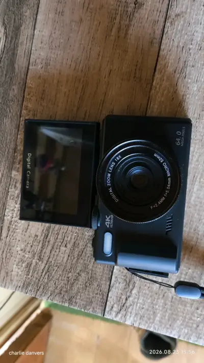 Cámara digital 4K con pantalla abatible - miniatura 1