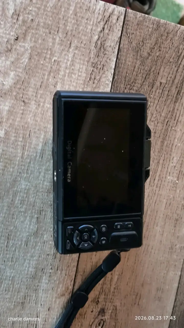 Cámara digital 4K con pantalla abatible - 2