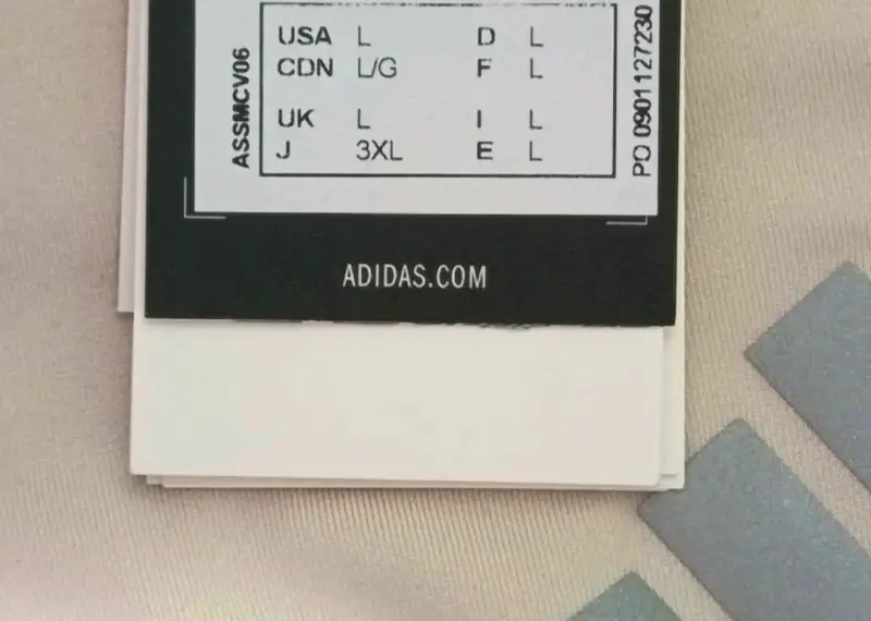 Polera manga larga beige Adidas. - 2