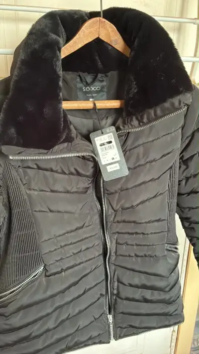 Chaqueta acolchada negra con cuello de piel sintética S.Cocci - miniatura 1