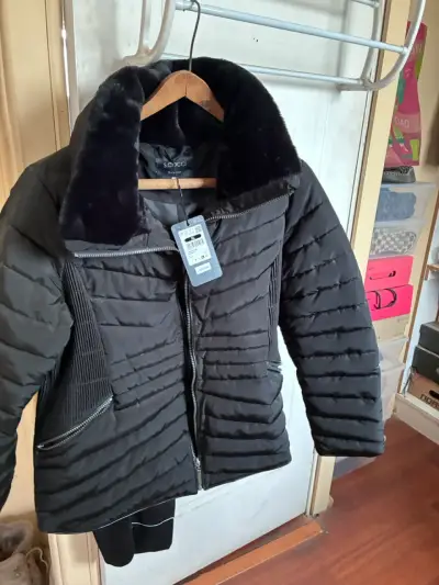 Chaqueta acolchada negra con cuello de piel sintética S.Cocci - miniatura 2