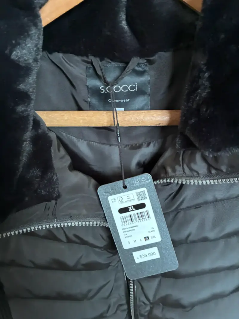 Chaqueta acolchada negra con cuello de piel sintética S.Cocci - 3