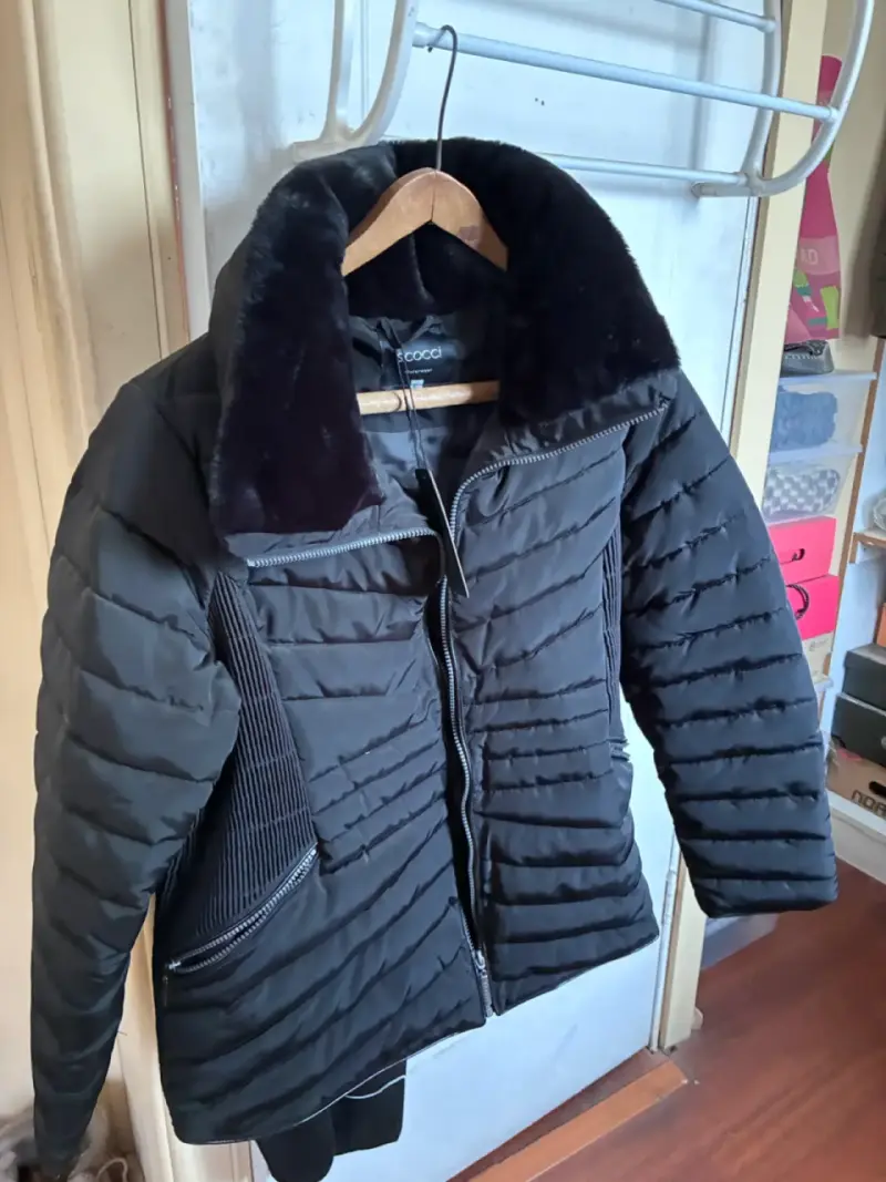 Chaqueta acolchada negra con cuello de piel sintética S.Cocci - 4