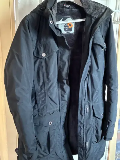 Parka negra para mujer con capucha y forro térmico - miniatura 1