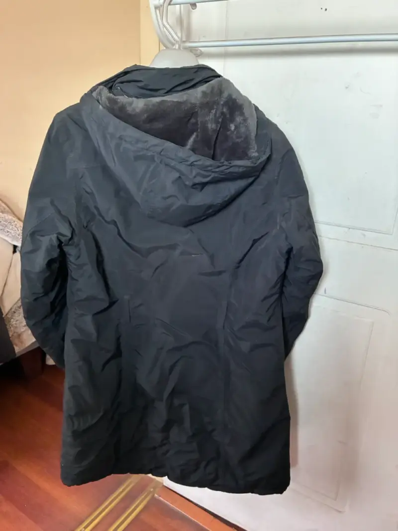 Parka negra para mujer con capucha y forro térmico - 3