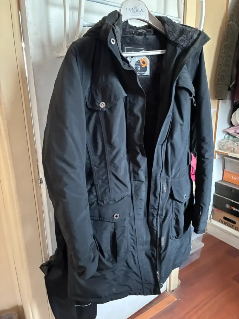 Parka negra para mujer con capucha y forro térmico - 4