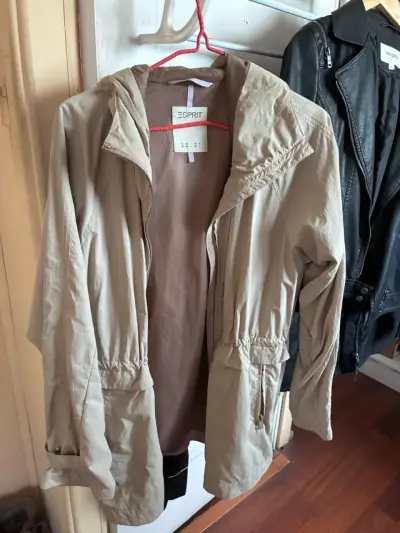 Chaqueta Esprit beige con capucha - miniatura 1