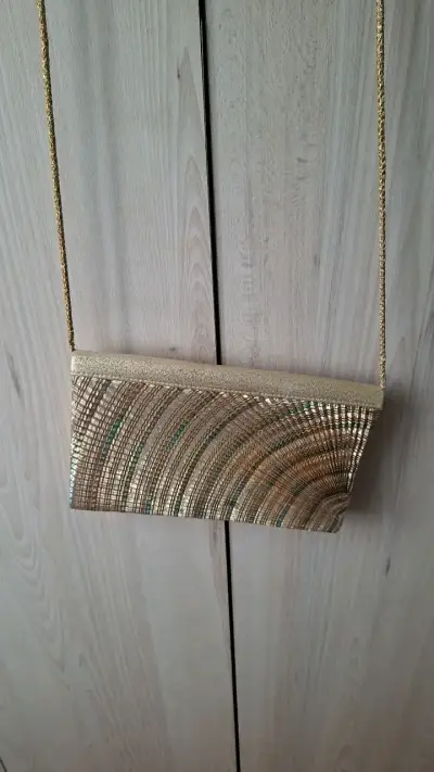 Cartera de Mano Dorada con Diseño Brillante - miniatura 1