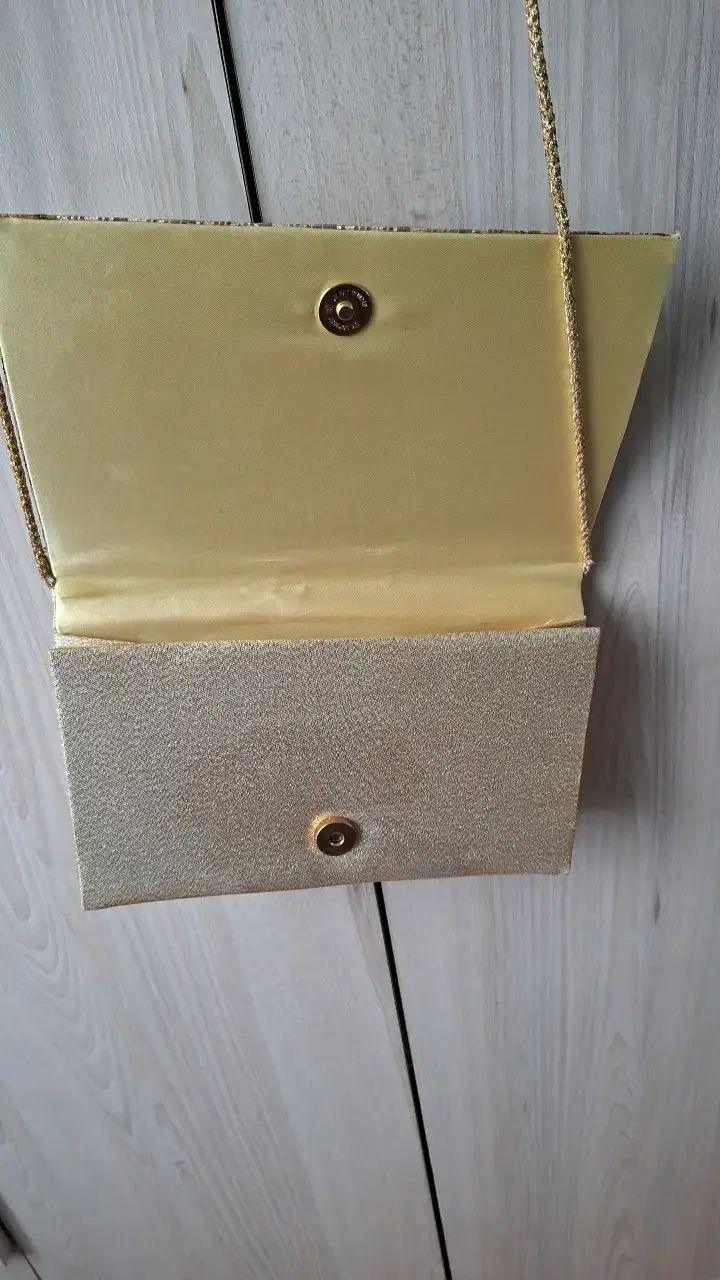 Cartera de Mano Dorada con Diseño Brillante - 2