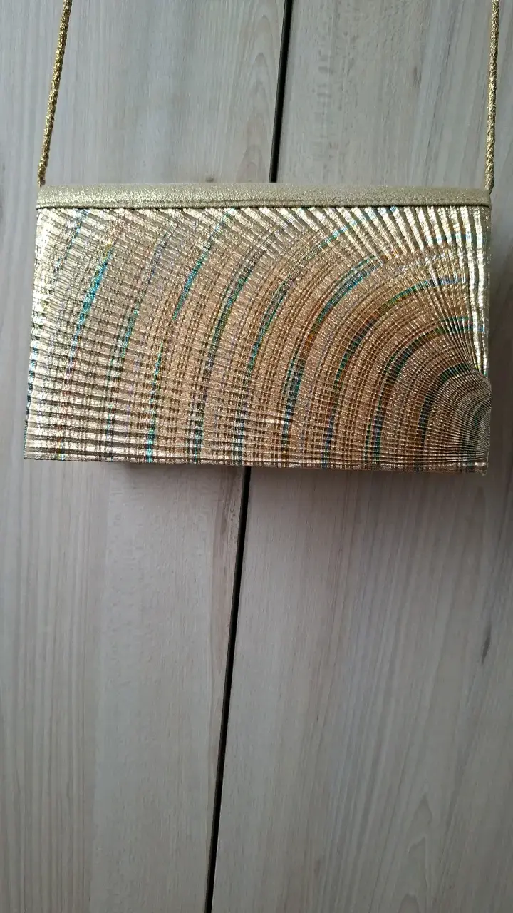 Cartera de Mano Dorada con Diseño Brillante - 3