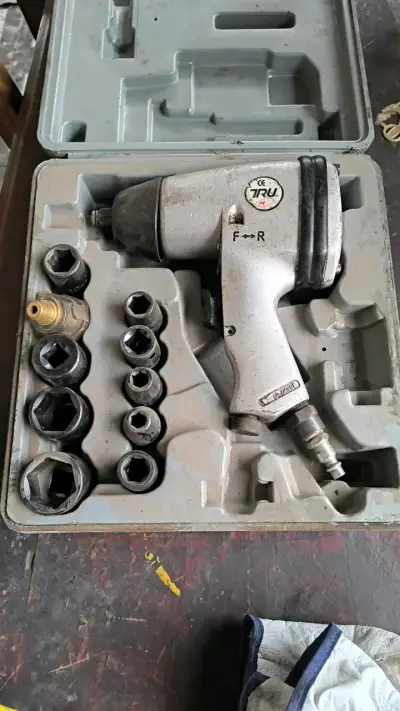 Llave de impacto neumática con set de dados - miniatura 1