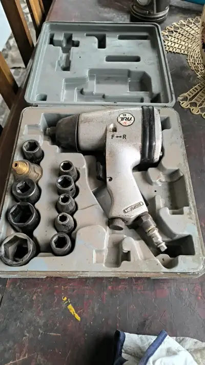 Llave de impacto neumática con set de dados - miniatura 2