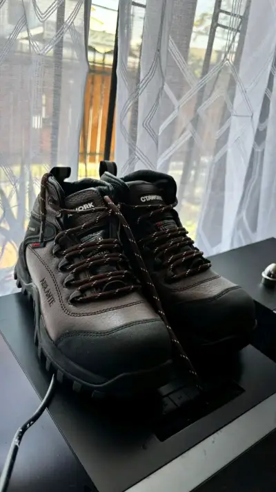 Botas de seguridad marrones resistentes - miniatura 1