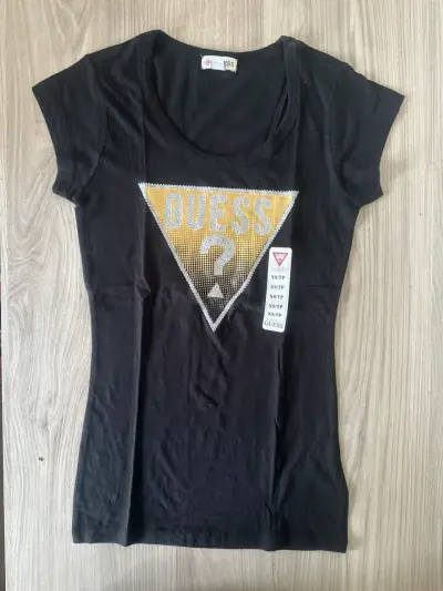 Polera negra Guess con diseño frontal - miniatura 1