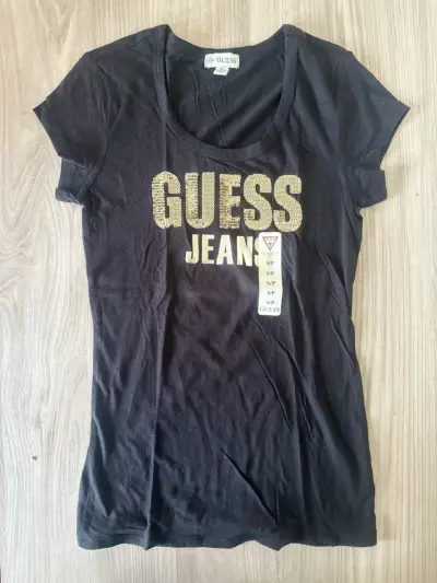 Polera negra Guess con diseño frontal - miniatura 2