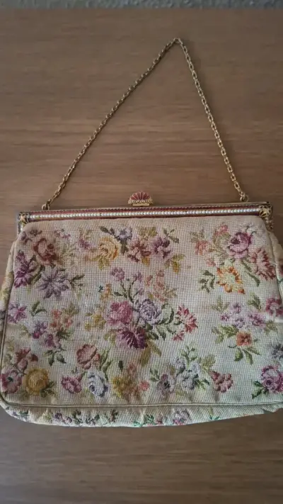 Cartera vintage de mano con diseño floral - miniatura 1