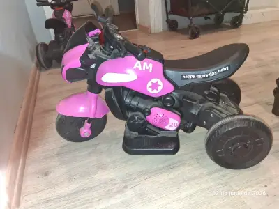 Moto eléctrica infantil rosa con ruedas de apoyo - miniatura 3
