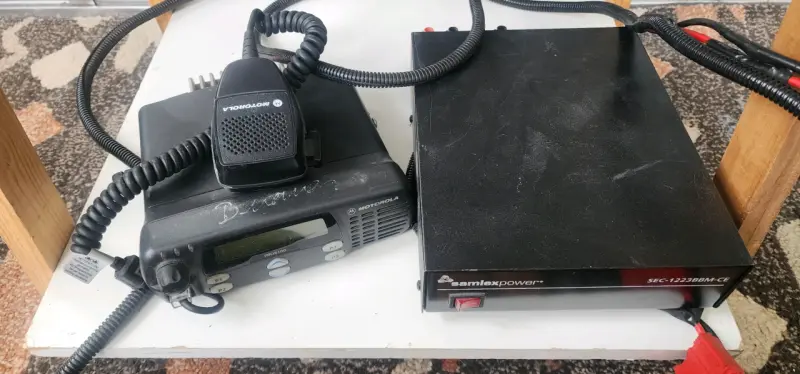 Radio Motorola PRO5100 con fuente Samlexpower - 1