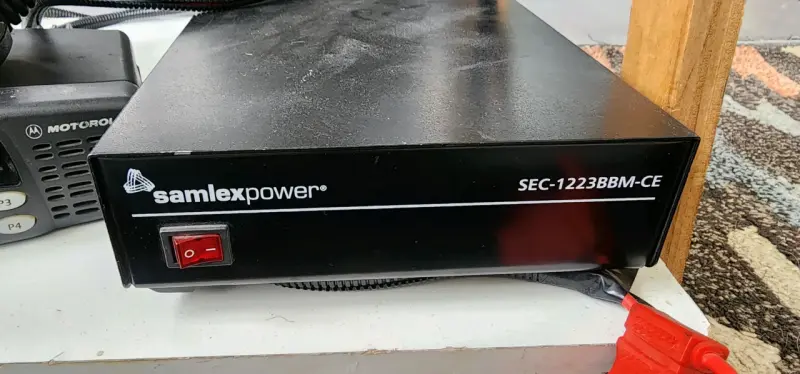 Radio Motorola PRO5100 con fuente Samlexpower - 2
