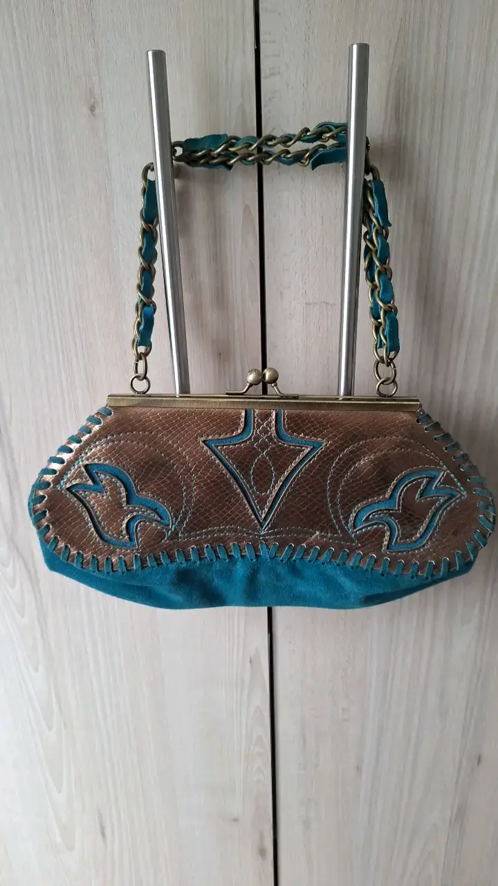 Cartera vintage de cuero con detalles azules - 1