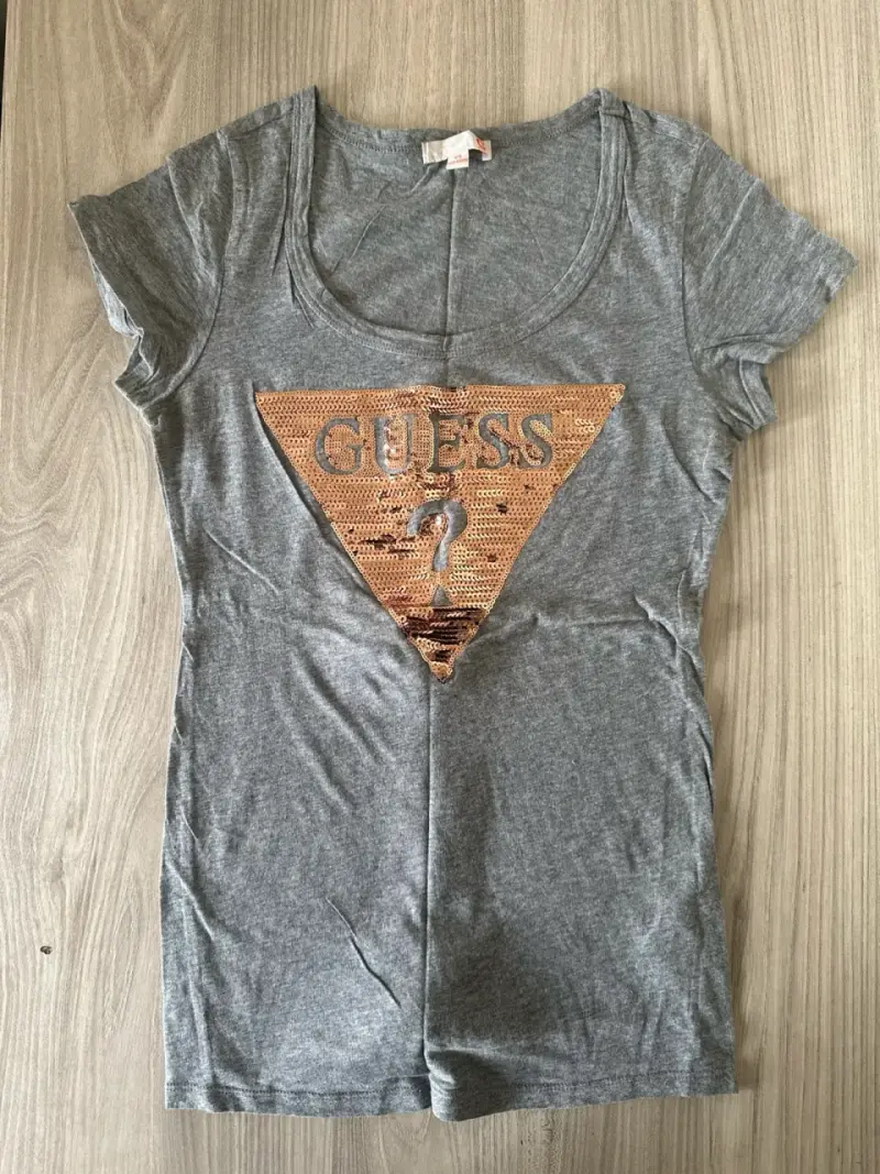 Polera negra Guess con diseño frontal - 3