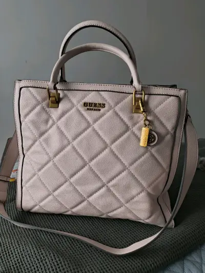 Bolso de mano Guess acolchado beige - miniatura 1