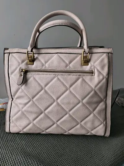 Bolso de mano Guess acolchado beige - miniatura 2