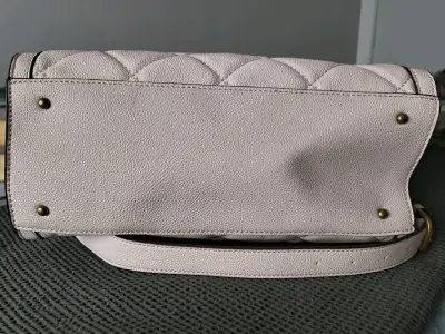 Bolso de mano Guess acolchado beige - miniatura 3
