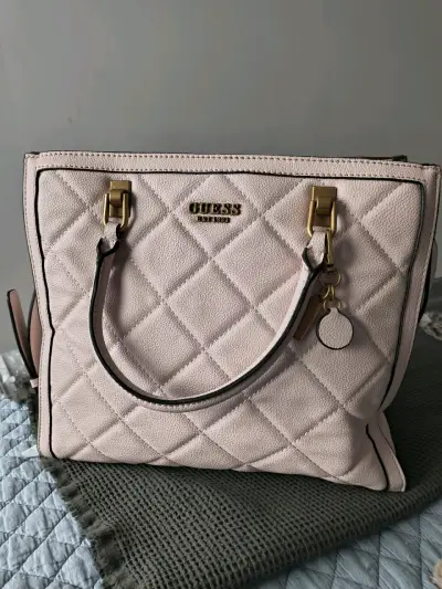 Bolso de mano Guess acolchado beige - miniatura 4