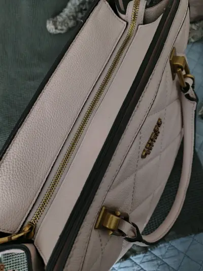 Bolso de mano Guess acolchado beige - miniatura 5