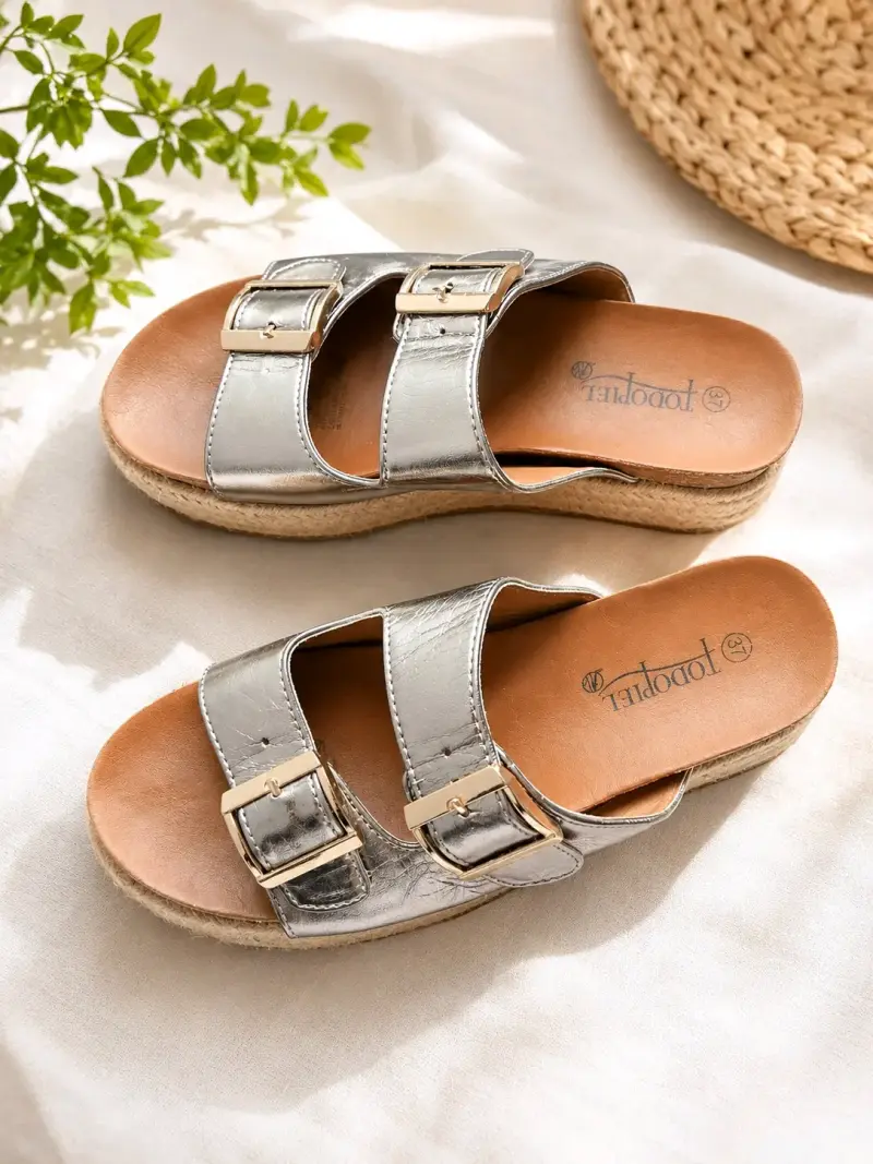 Sandalias plateadas con hebillas para mujer